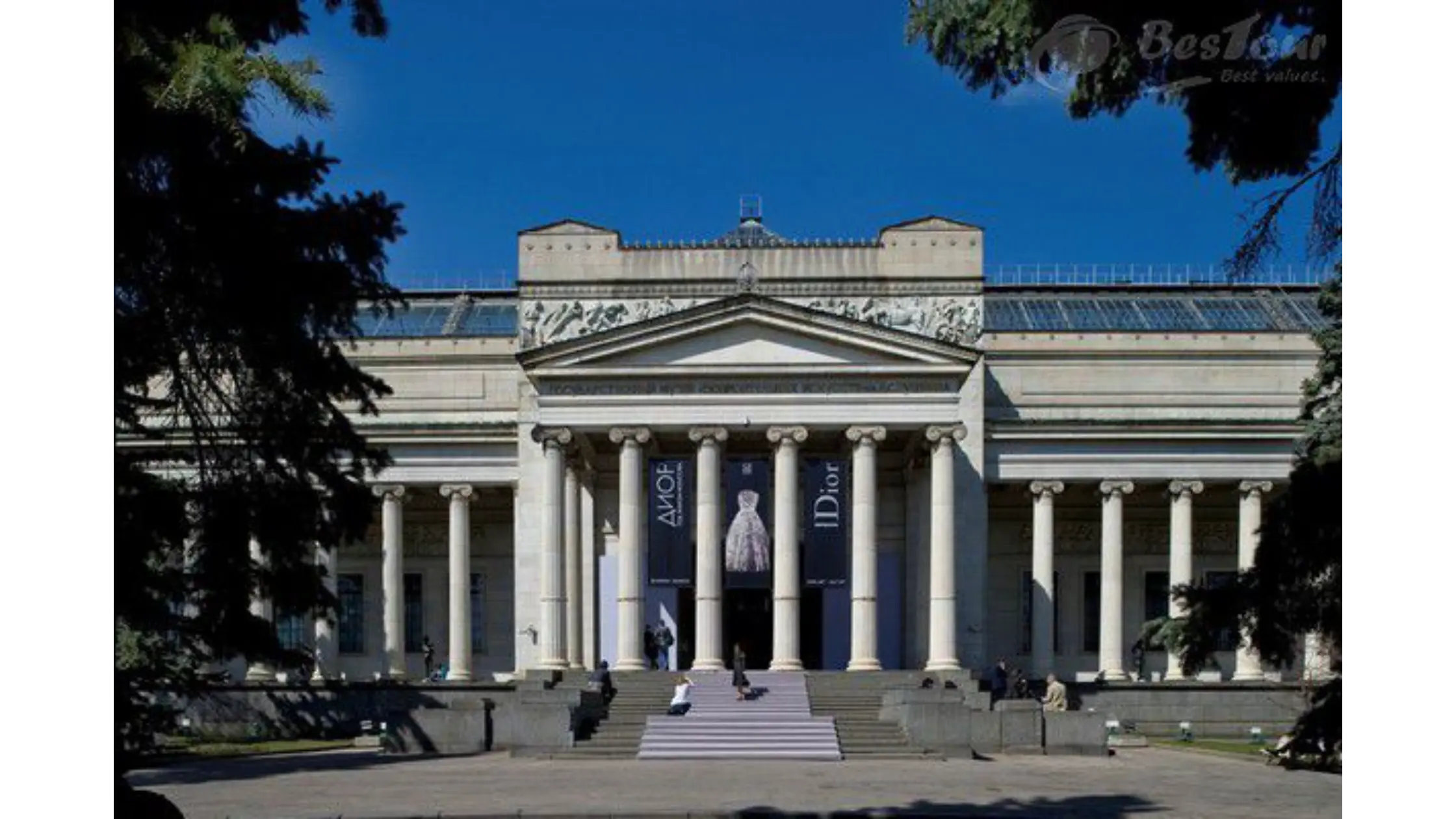 Đi tham quan bảo tàng cũng là một cách để hiểu hơn về văn hóa của 1 đất nước.