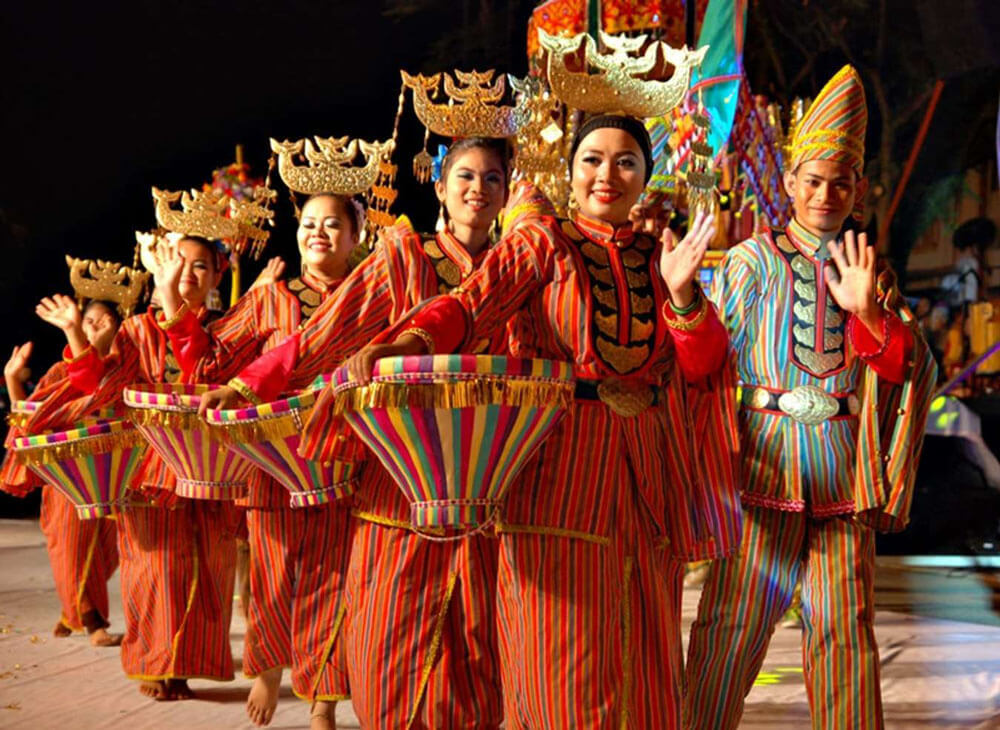 Lễ hội sôi động
