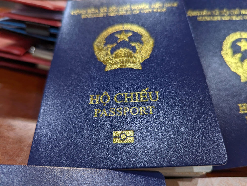 So Sánh Hai Loại Hộ Chiếu