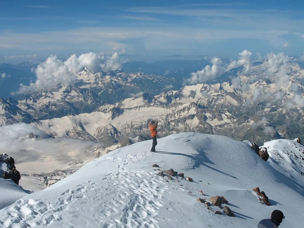 Núi khổng lồ Elbrus