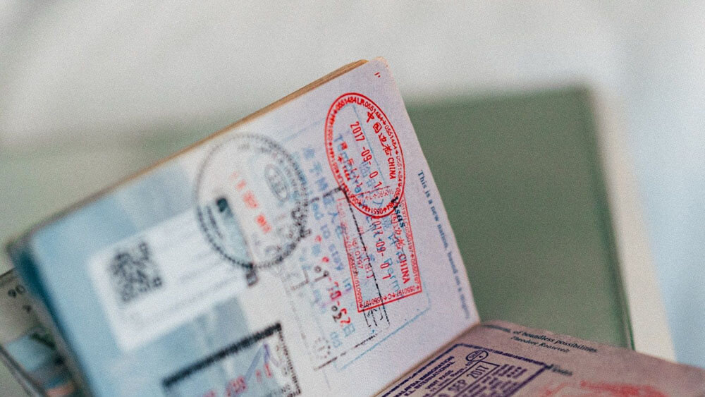 Không nên làm lại hộ chiếu mới