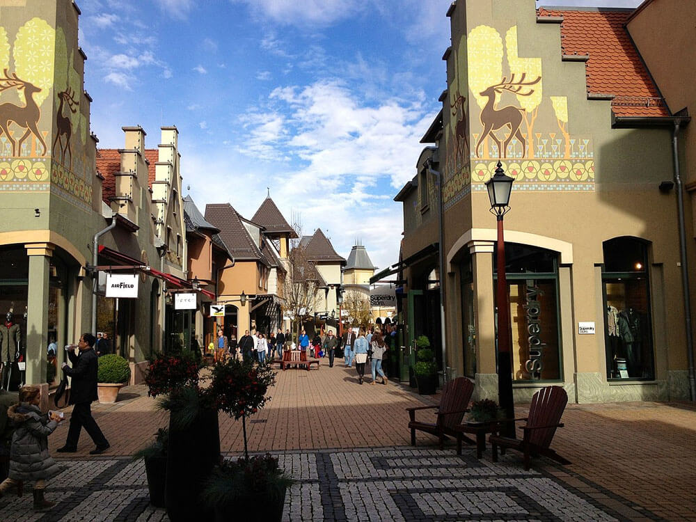 Ngày 7: Frankfurt – Wertheim Village – Stuttgart