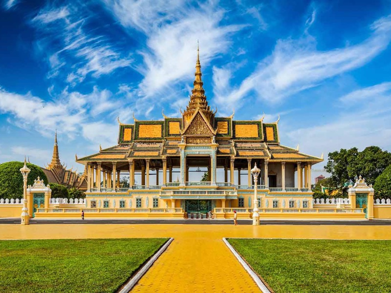 Cung điện Hoàng gia Campuchia rực rỡ giữa lòng Phnom Penh