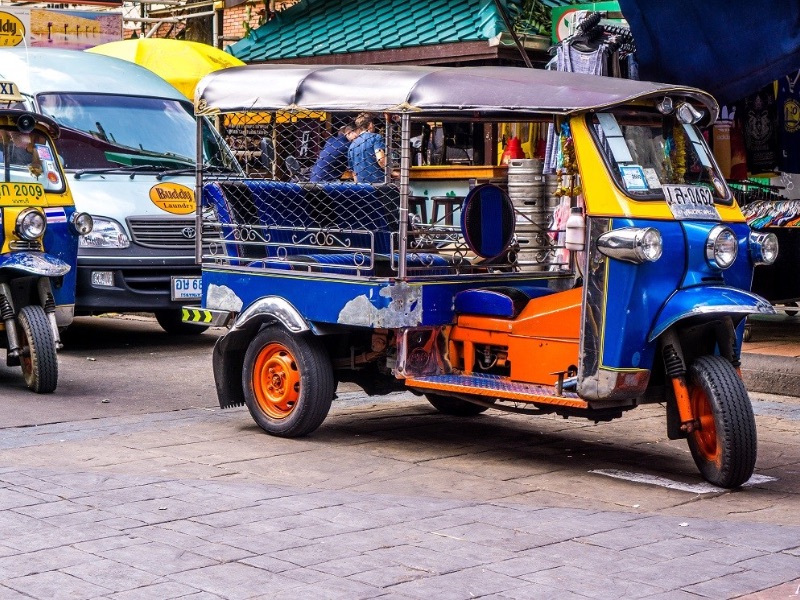 Di chuyển bằng xe tuk tuk tiện lợi và thú vị