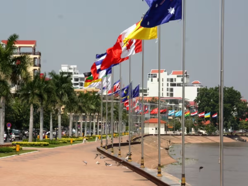 Khu phố Tây Sisowath Quay sôi động bên sông, nhiều quán cà phê và nhà hàng