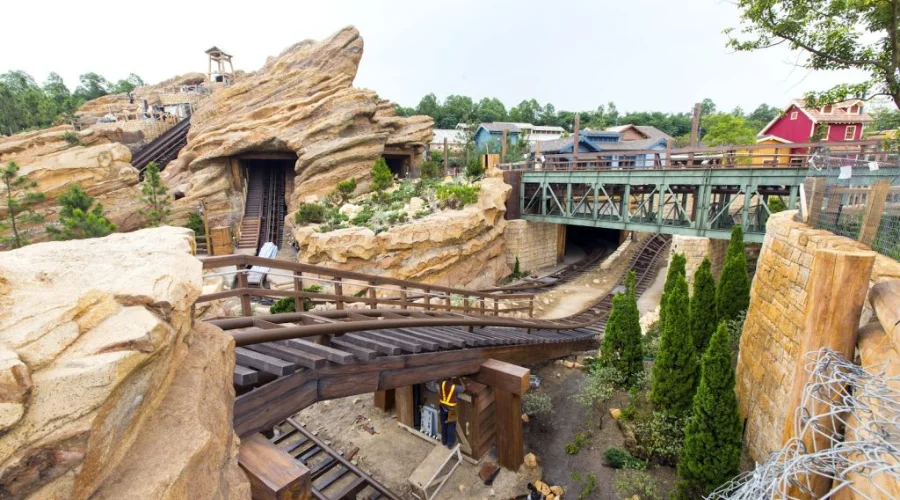 Tàu lượn Big Grizzly Mountain tại Disneyland Hồng Kông