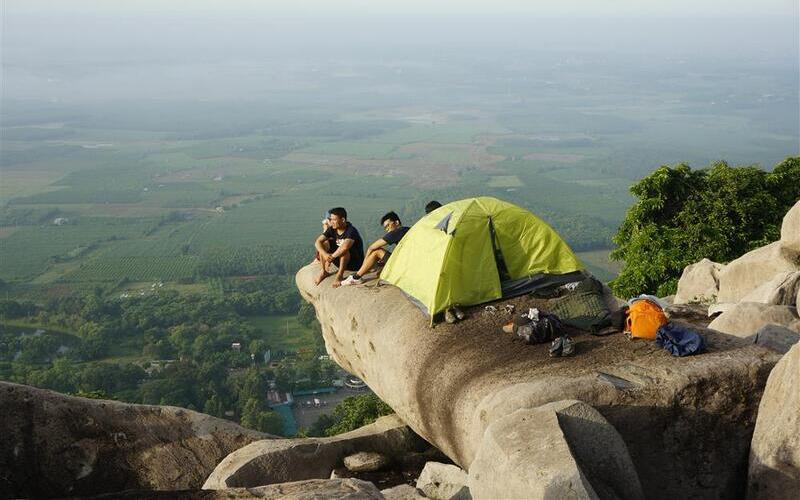 Cắm trại giữa mây trời trên đỉnh núi Bà Đen
