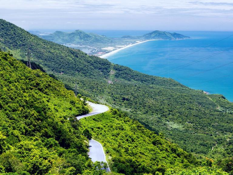 Đèo Hải Vân và cung đường mây vờn biển huyền thoại