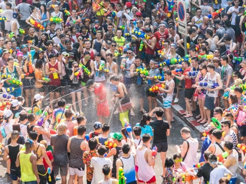 Nước tắm tại hội té nước tượng trưng cho sự thanh tẩy và may mắn