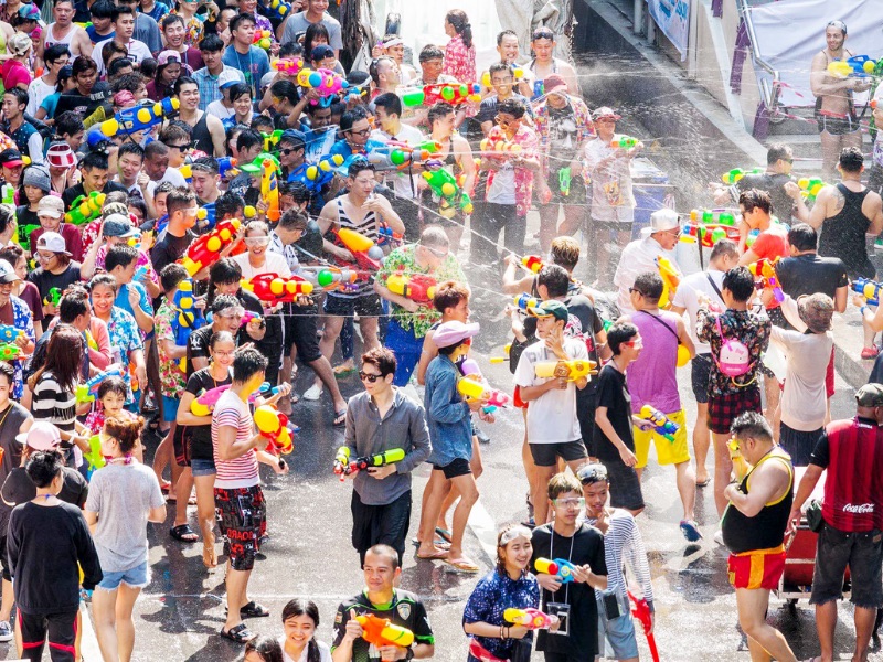 Lễ hội té nước Thái Lan được tổ chức vào 13 đến 15 tháng 4