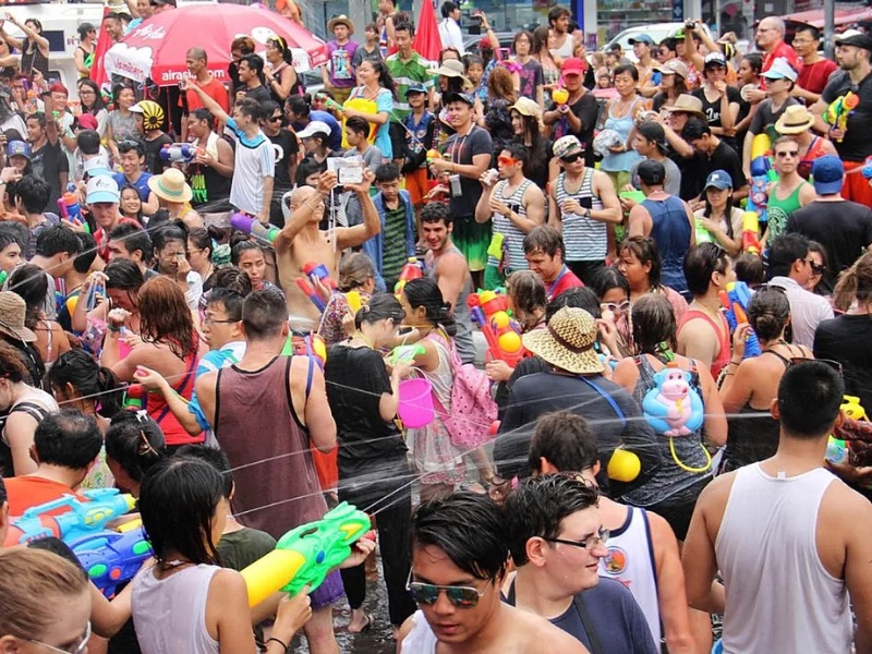 Pattaya rực rỡ sắc màu trong mùa lễ hội té nước Songkran