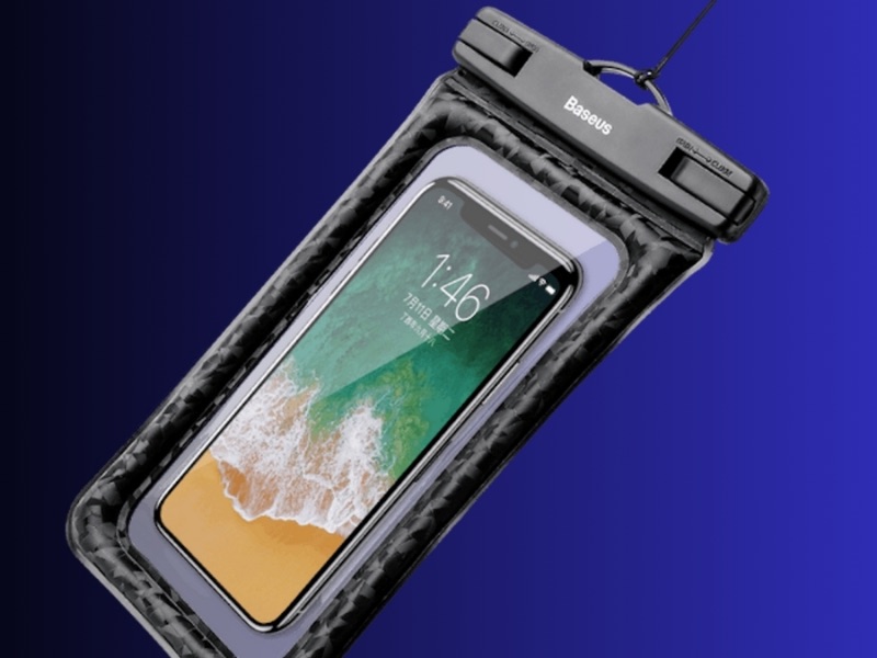 Dùng túi chống nước bảo vệ điện thoại và vật dụng khi tham gia lễ hội