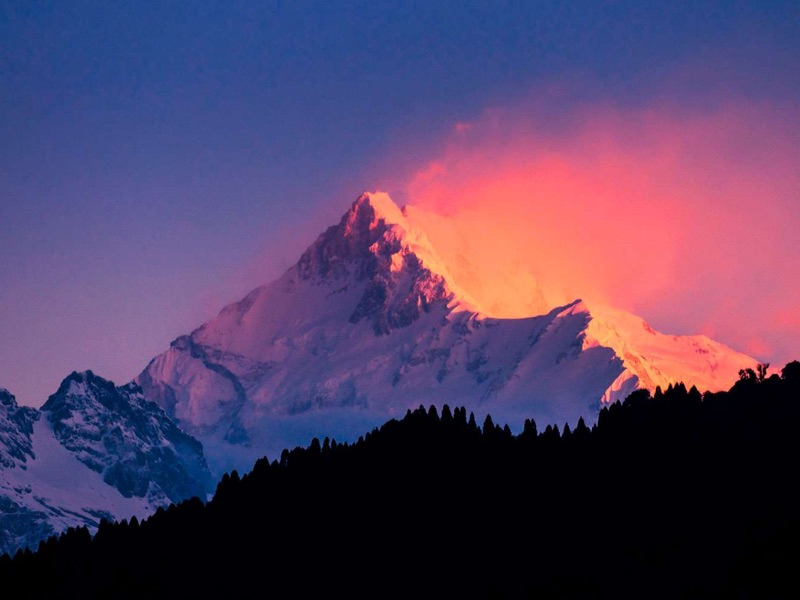 Ngọn núi Kangchenjunga hùng vĩ, đẹp mê hồn giữa dãy Himalaya