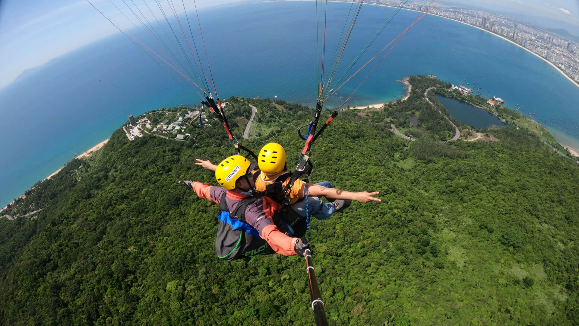 Thử thách giới hạn bản thân với dù lượn và zipline