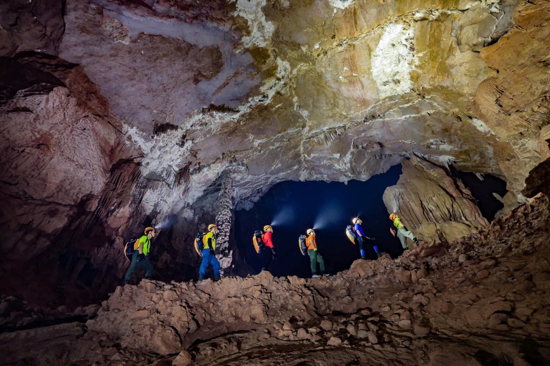 Trải nghiệm thám hiểm hang động
