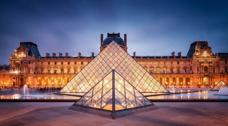 Biểu tượng Kim Tự Tháp kính nổi bật tại bảo tàng Louvre