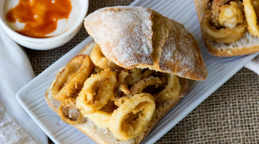 Bocadillo de Calamares bánh mì kẹp mực chiên giòn Madrid