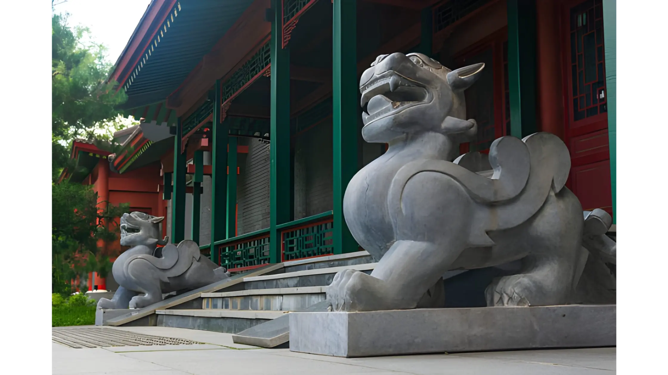 Các bức tượng linh vật tỳ hưu của Trung Quốc canh giữ lối vào đền thờ