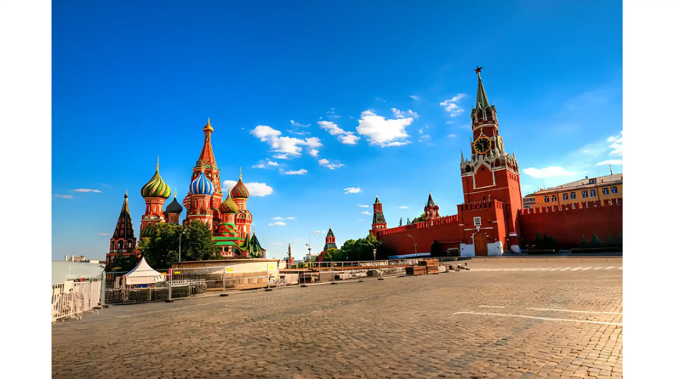 Cảnh quan xung quanh Quảng trường Đỏ thể hiện lịch sử nơi đây qua các thời kỳ.