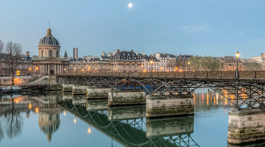 Cầu Pont des Arts lãng mạn gần bảo tàng Louvre Paris