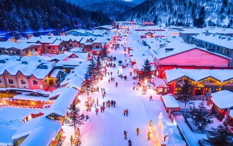 Dạo bước giữa đèn lồng đỏ và tuyết trắng lung linh