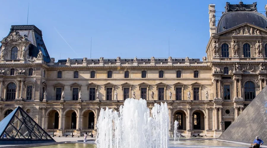 Dãy Sully bảo tàng Louvre với kiến trúc cổ điển Pháp