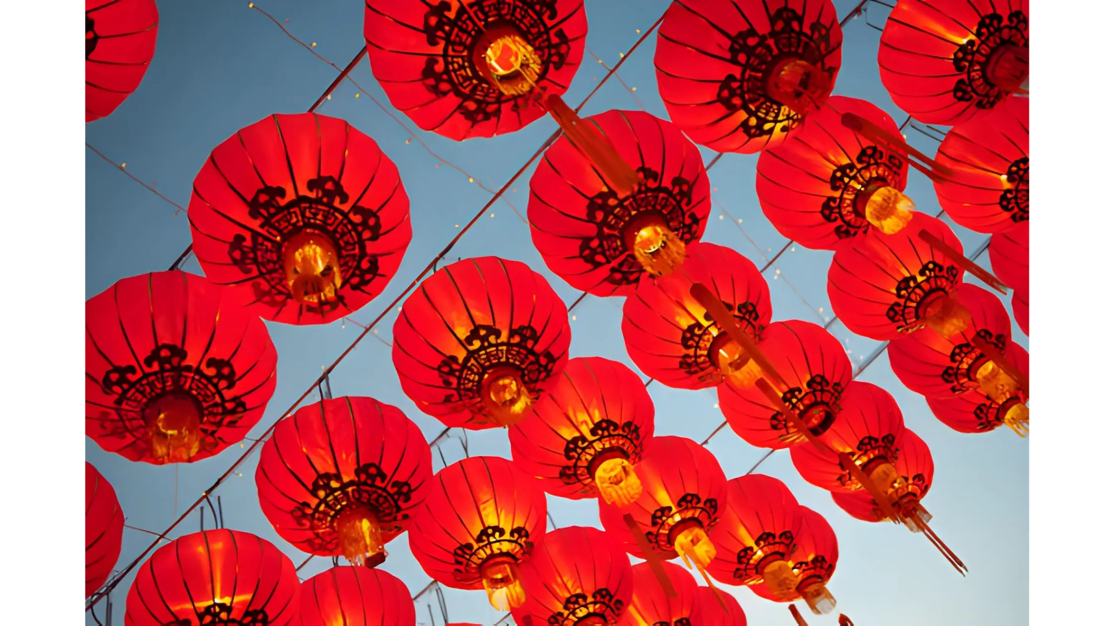 Đèn lồng Trung Quốc hình dáng đa dạng, thắp sáng khu phố cổ.