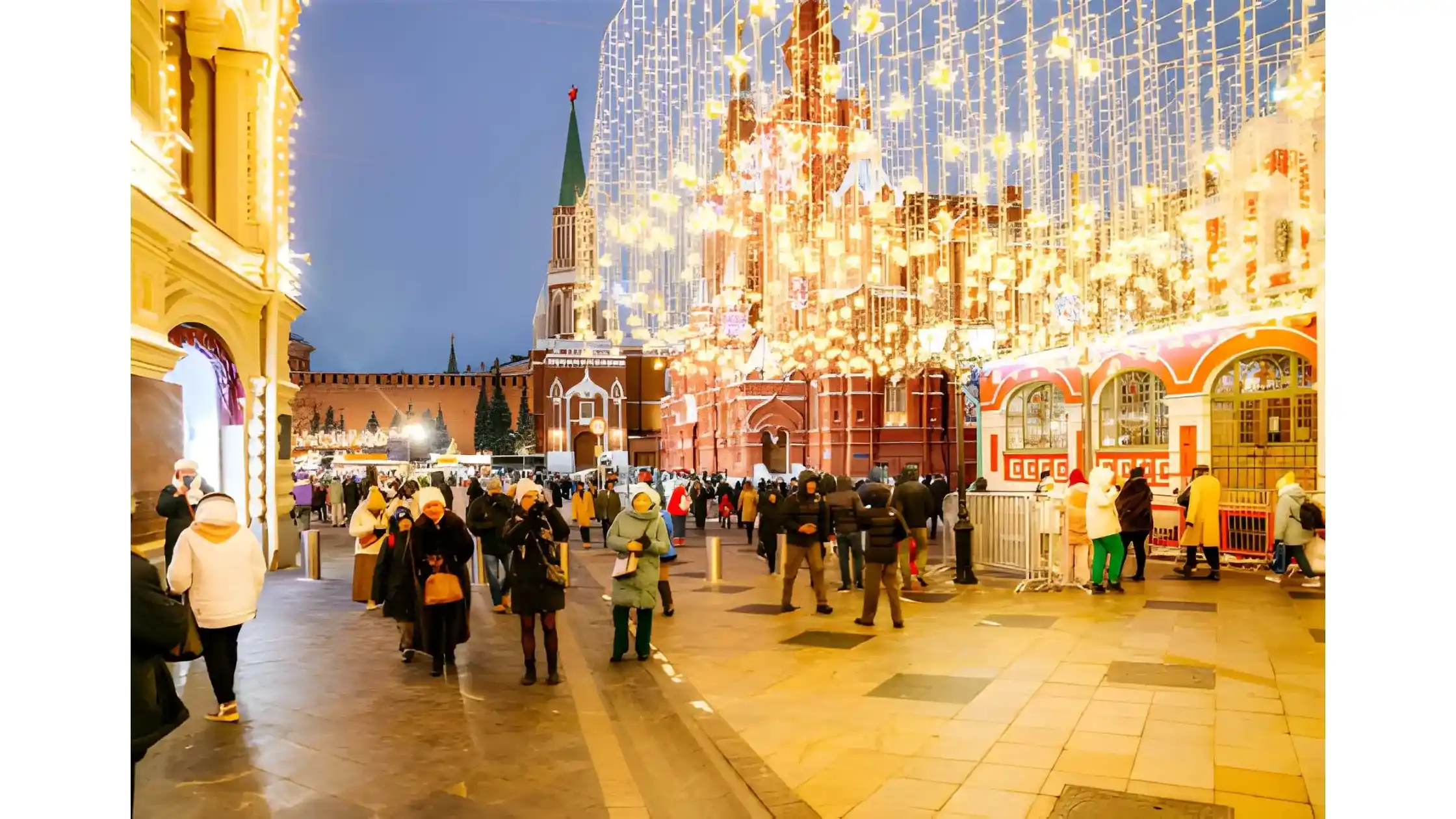 GUM Moscow là một trung tâm thương mại sầm uất ở khu vực Quảng trường Đỏ.