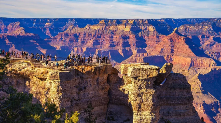 Khung cảnh nhộn nhịp và cổ kính của Grand Canyon Village