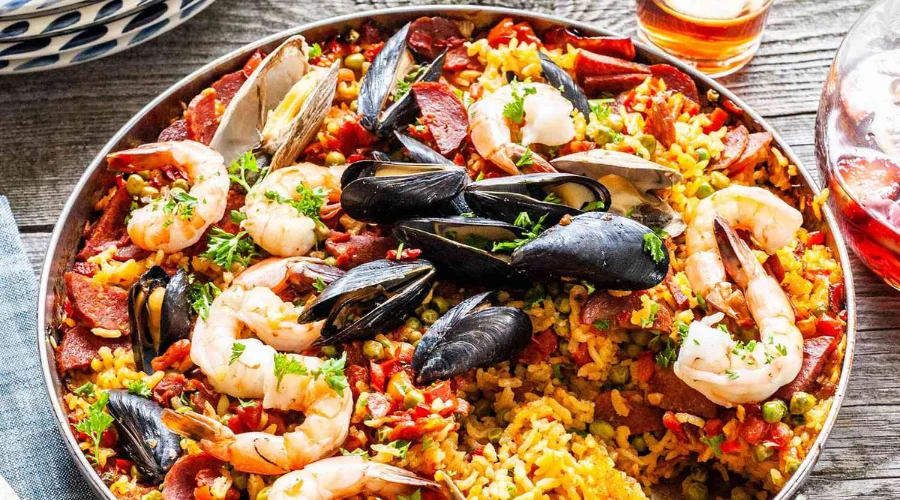 Paella Valenciana món cơm nghệ hải sản đặc trưng Tây Ban Nha