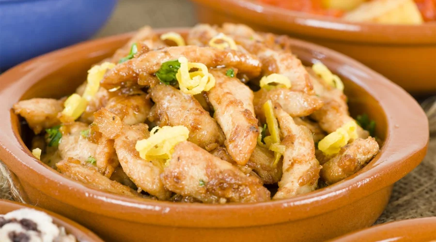 Pollo al ajillo gà sốt tỏi truyền thống trong ẩm thực Tây Ban Nha