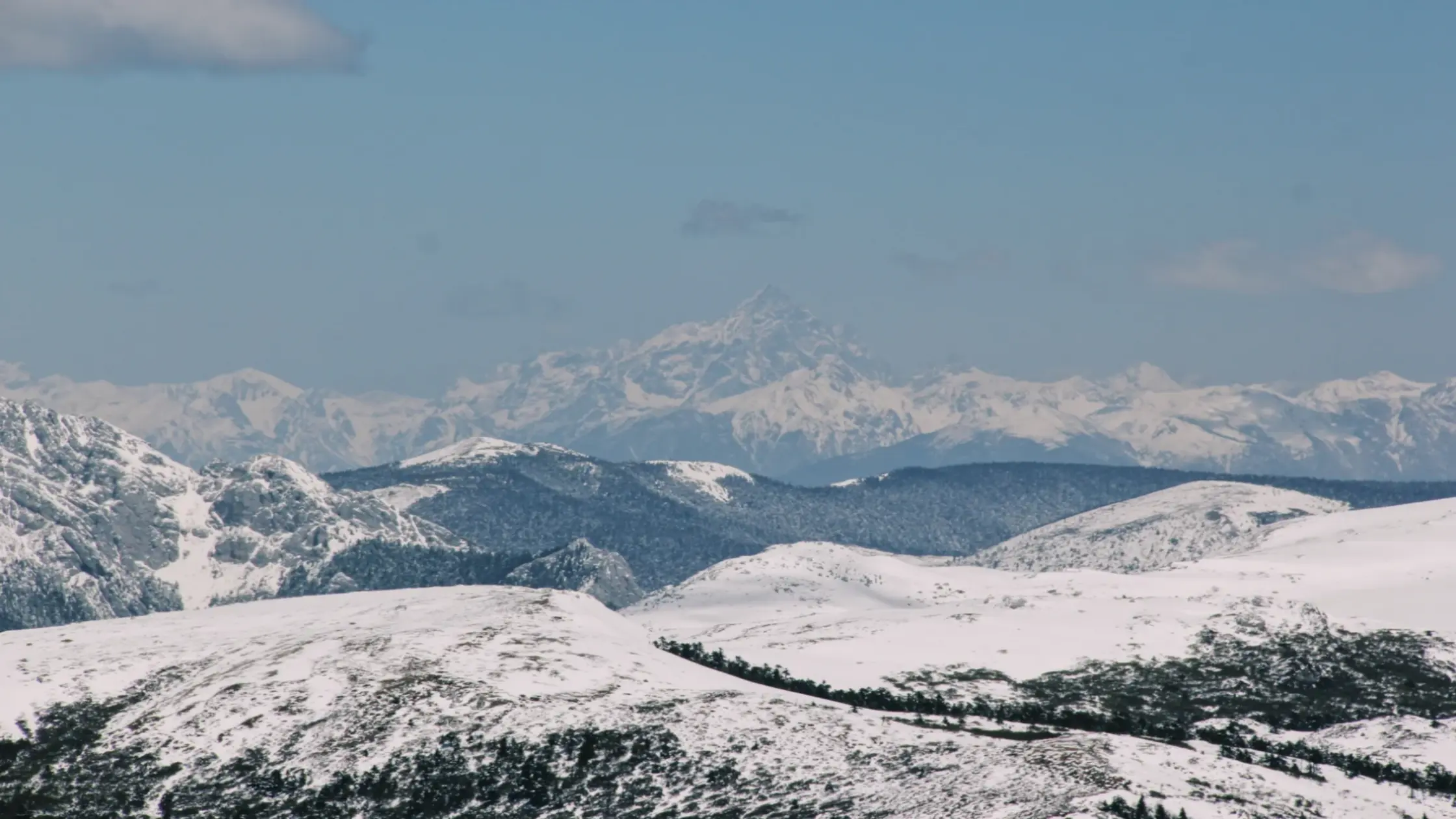 Quang cảnh đỉnh núi tuyết Shika đẹp vô thực.