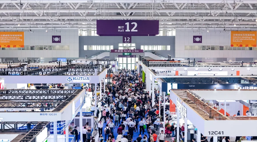 Toàn cảnh hội chợ Chinaplas 2026 tại Trung Quốc