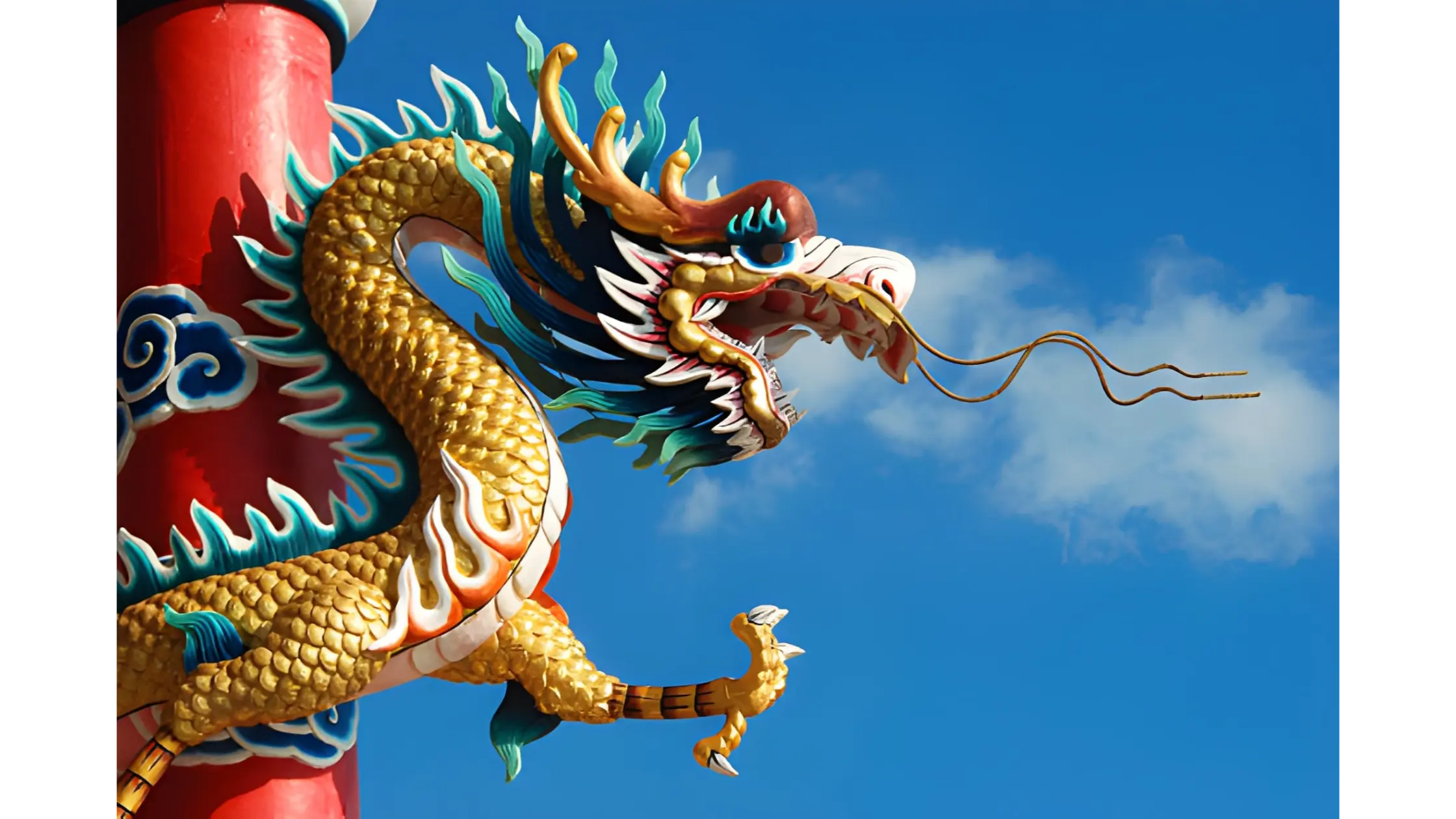 Tượng rồng Trung Hoa màu vàng kim, tượng trưng cho quyền lực.