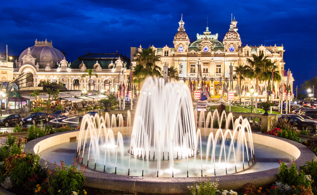 Casino Monte-Carlo rực rỡ trong ánh đèn đêm