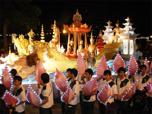 Diễu hành xe hoa – điểm nhấn lễ hội Yi Peng