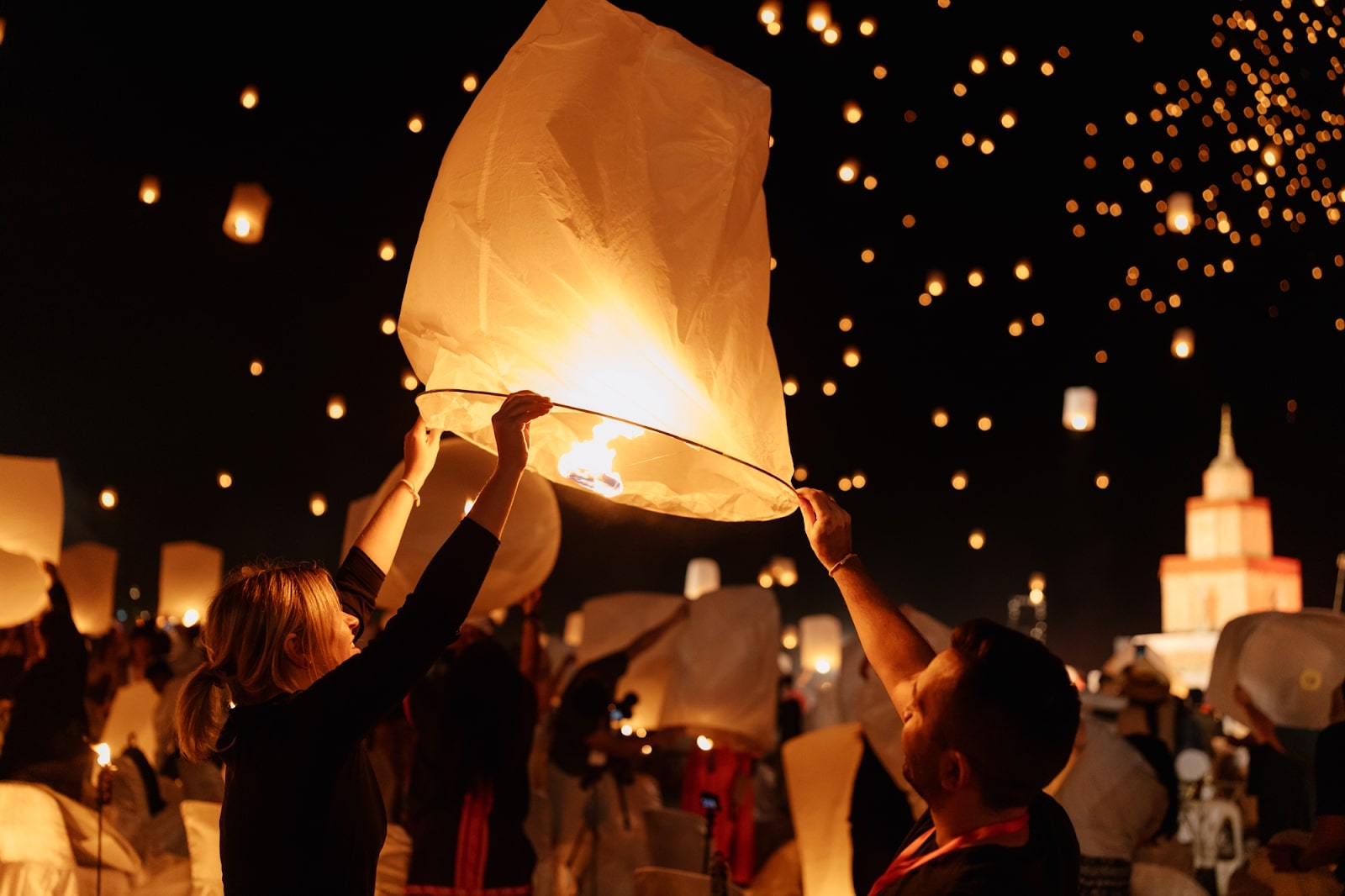 Gửi gắm ước nguyện qua chiếc đèn tự tay làm