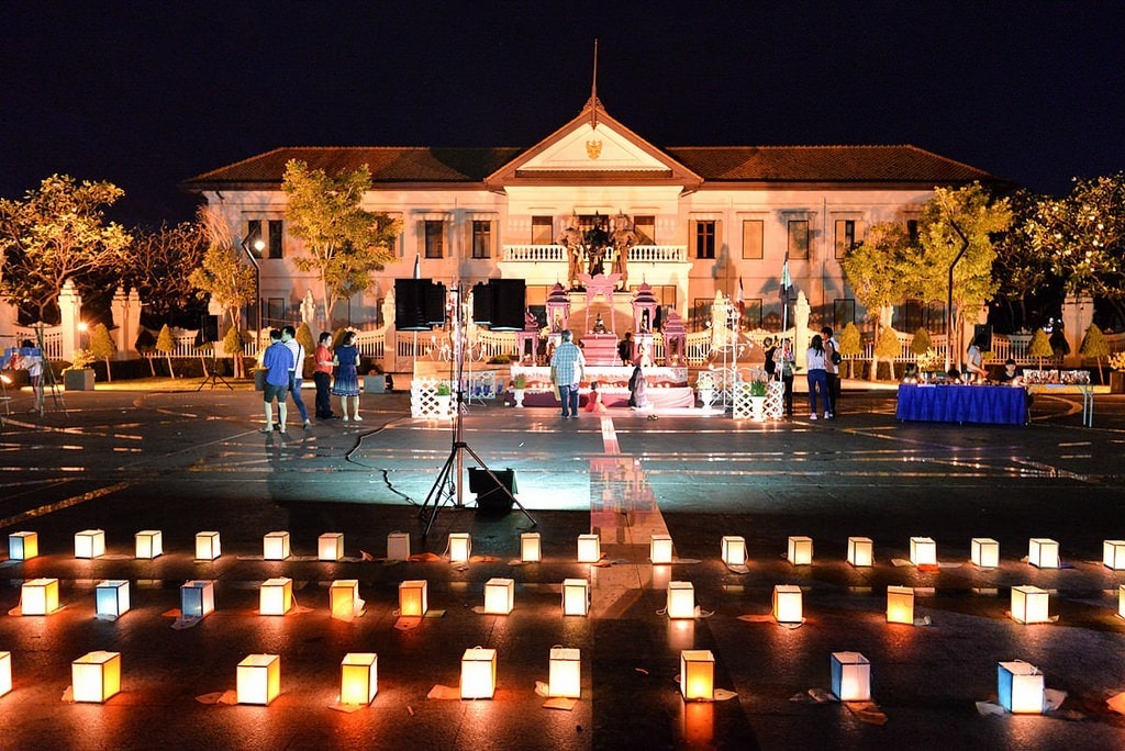 Náo nhiệt đêm lễ hội tại tượng đài Ba Vua