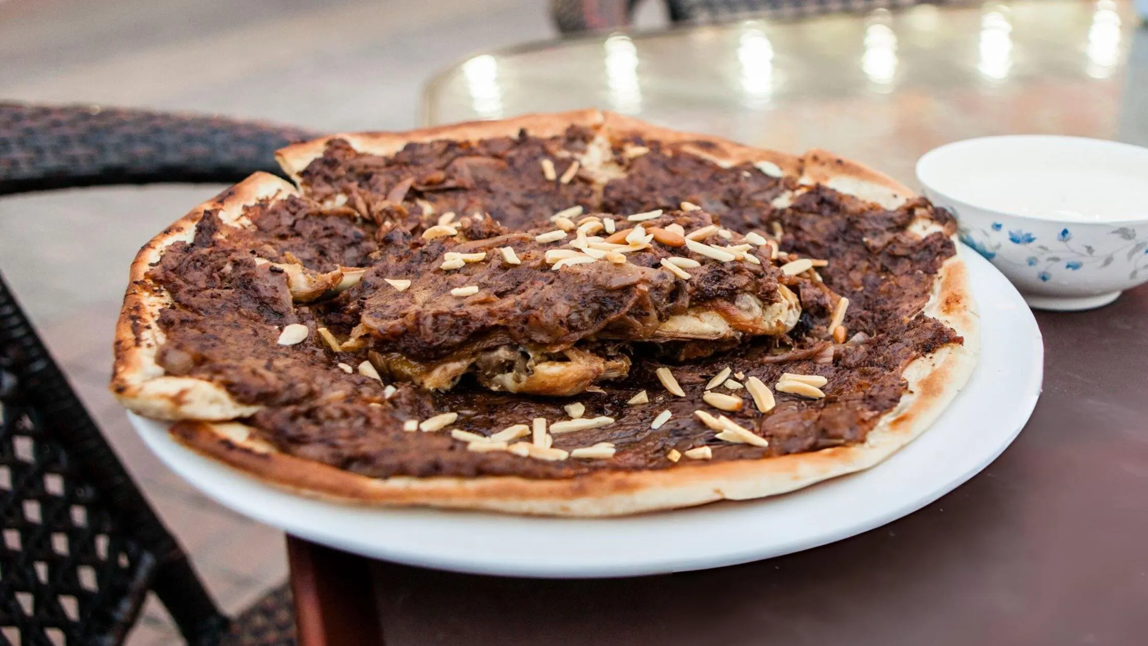 Bánh mì Manakeesh cùng phô mai là món ngon Dubai bạn nên thử ở đây