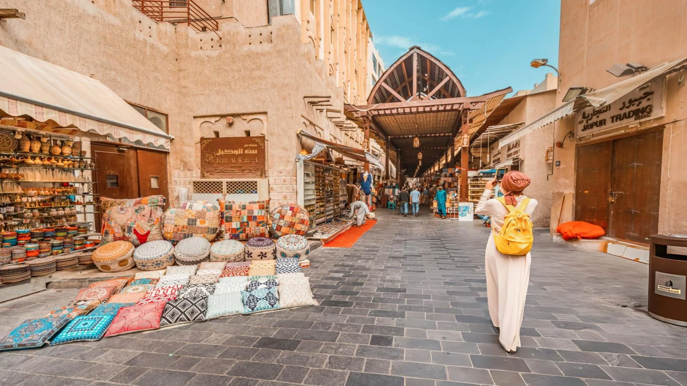 Chợ truyền thống cũng là nơi thú vị để chọn quà cho chuyến đi của bạn