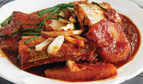 Cá đao tươi được kho cùng củ cải, hành và gia vị Hàn Quốc