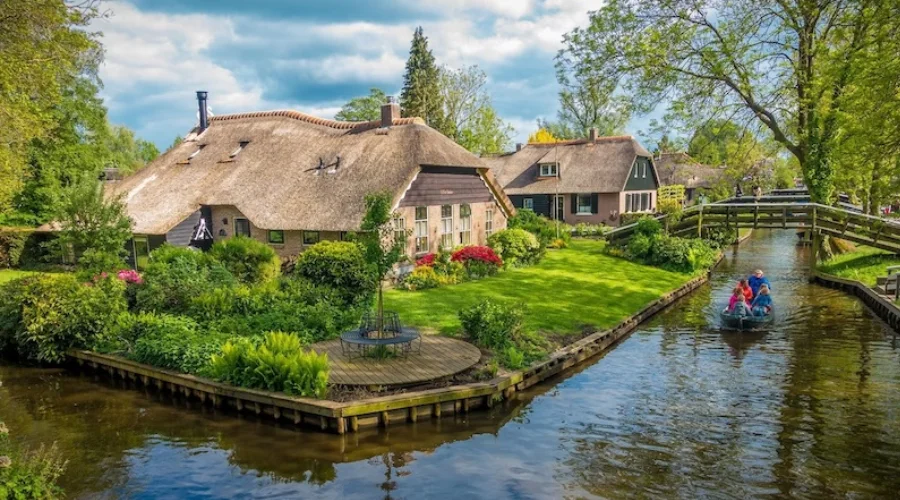 Khám phá vẻ đẹp yên bình của các làng cổ Hà Lan