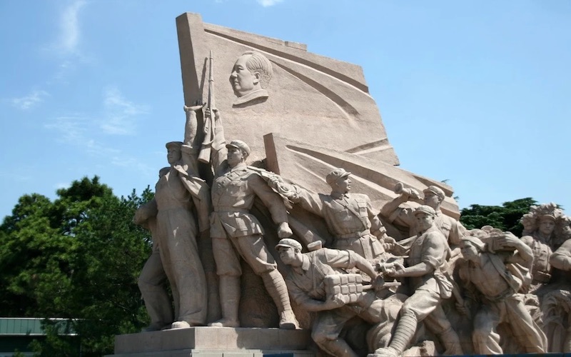 Đài tưởng niệm Anh hùng Nhân dân với cột đá granite trắng cao 37,94m