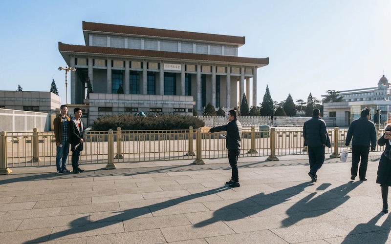 Lăng Chủ tịch Mao Trạch Đông với kiến trúc trang nghiêm, cột đá vàng kem và mái phẳng hiện đại