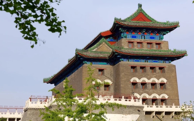 Chính Dương Môn với mái vòm đỏ rực và tường gạch xám cổ kính